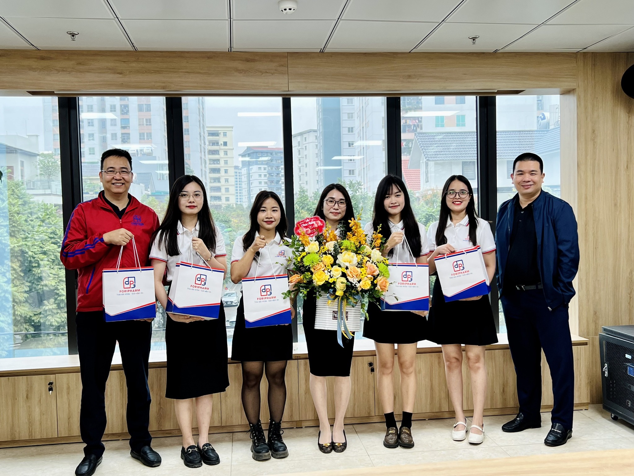 Ban Lãnh đạo Dược phẩm TW3 - CN Hà Nội chúc mừng các chị em phòng CSKH