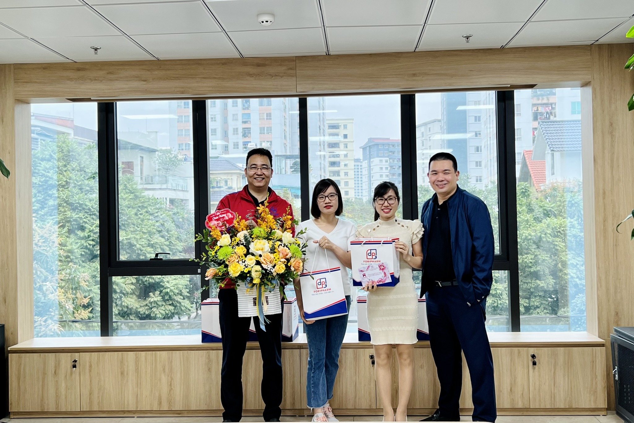 Ban Lãnh đạo Dược phẩm TW3 CN Hà Nội chúc mừng các chị em phòng Kinh doanh