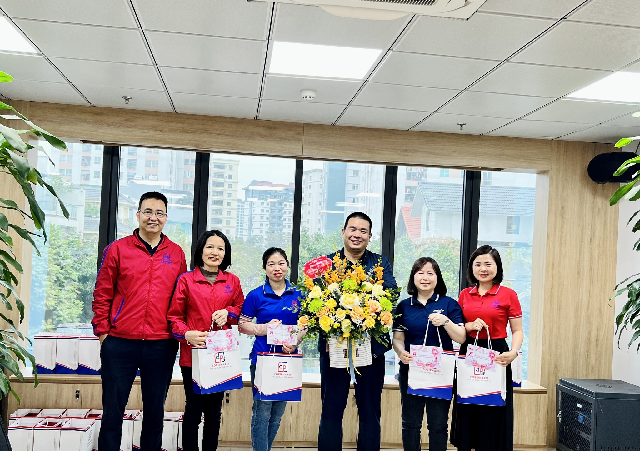 Ban giám đốc Dược phẩm TW3 CN Hà Nội chúc mừng phòng Tổ chức hành chính